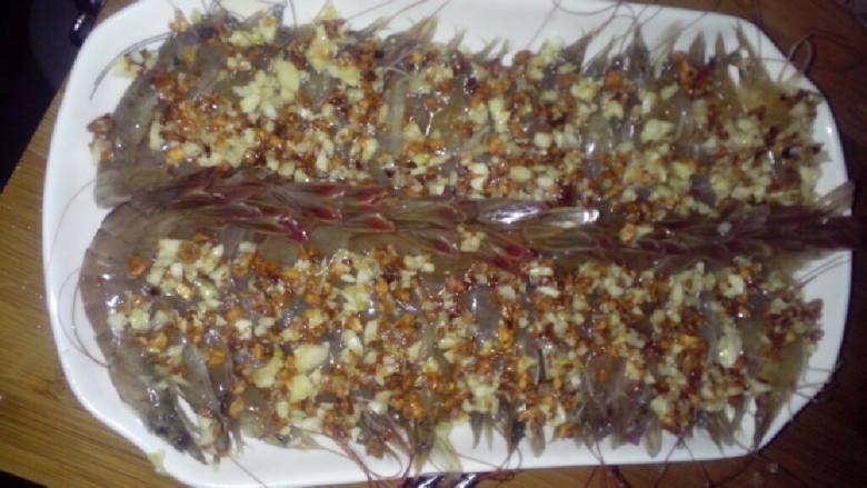 蒜蓉开边虾,将蒜平均地洒虾上面(如图)下锅大火蒸8--10分钟