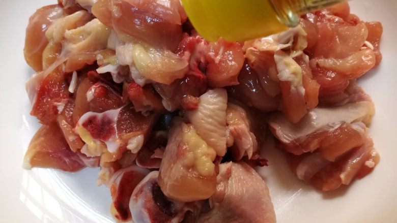 黄焖鸡,倒入<a style='color:red;display:inline-block;' href='/shicai/ 718'>料酒</a>，盐，<a style='color:red;display:inline-block;' href='/shicai/ 692'>酱油</a>