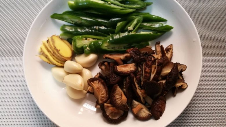 黄焖鸡,生姜切片,大蒜去皮,香菇大的切片,小的对半切