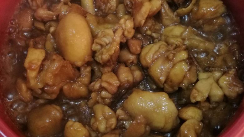 黄焖鸡,白糖炒成褐色时倒入鸡块翻炒均匀,使鸡块全部挂上糖色。