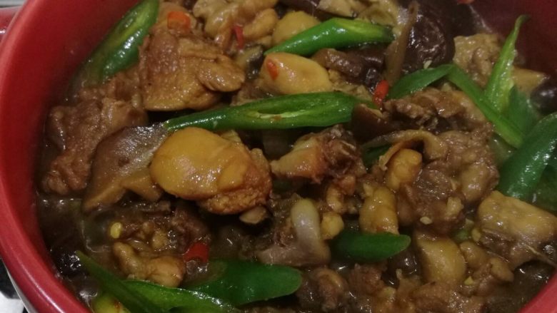 黄焖鸡,拌匀至青椒脱生即可关火直接端上桌开饭了
