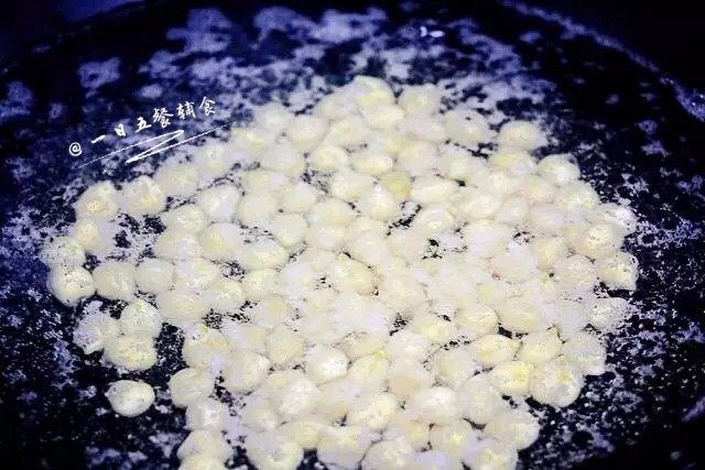 鹰嘴豆奶酪小饼,泡好的鹰嘴豆,煮50分钟左右,直到吃起来软烂就可以了。
🌻小贴士:放入高压锅中压30分钟也可以哦。
