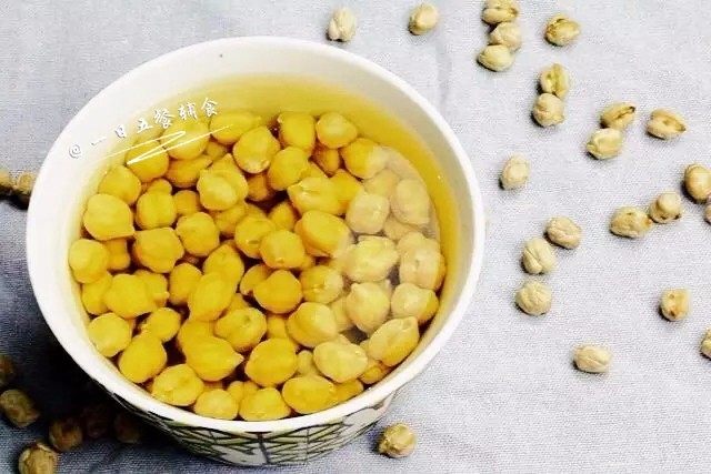 鹰嘴豆奶酪小饼,将鹰嘴豆洗净,提前用清水浸泡12个小时,放入冰箱中泡。
🌻小贴士:泡豆子都放在冰箱里浸泡,因为室温会带来细菌过度繁殖的问题。