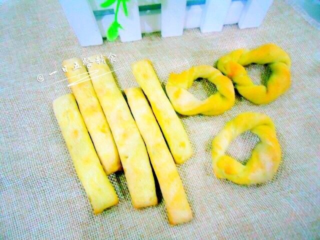 无油无糖宝宝磨牙棒,放入预热180度烤箱上下火烤22分钟。
🌻小贴士:后面几分钟注意观察,个人烤箱脾气不一,上色即可取出。