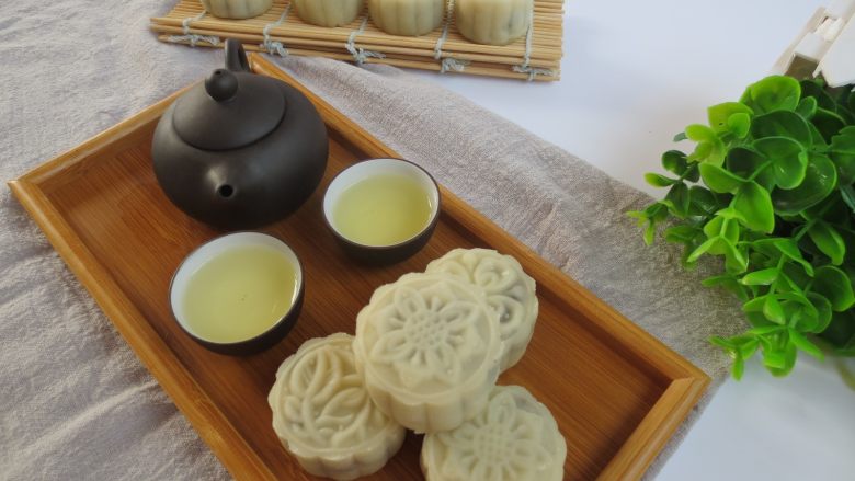 白玉饼皮月饼,一碟冰皮月饼,配上一壶高山茶,下午茶就这么愉快的决定了