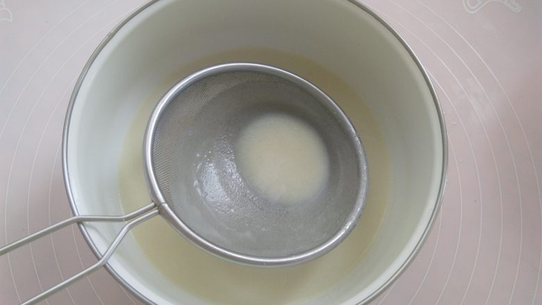 白玉饼皮月饼,再取一只盆子,把面糊过筛2次以上
