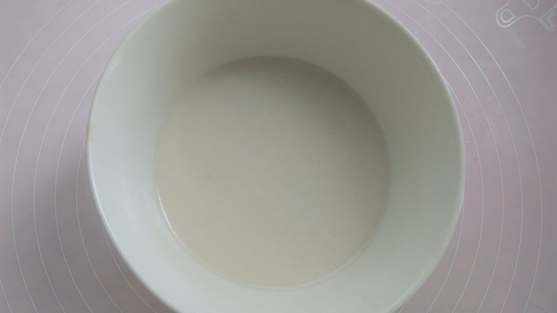 白玉饼皮月饼, 过筛好的面糊静置30分钟,然后盖上保鲜膜放入蒸锅,用大火蒸25分钟,在15分钟的时候掀开保鲜膜搅拌一下面糊再盖上保鲜膜继续蒸(注意不要烫到