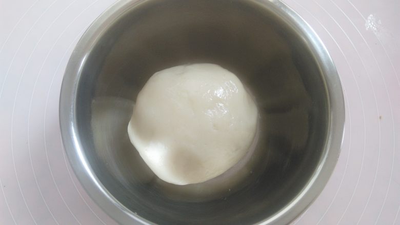 白玉饼皮月饼, 面团还有余温的时候带上一次性手套把面团揉光滑