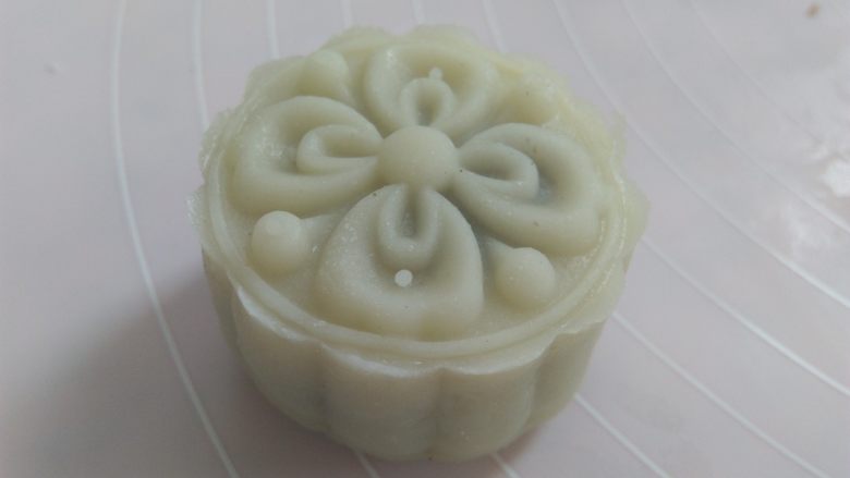 白玉饼皮月饼,轻轻推动模具,把冰皮月饼扣在垫子上