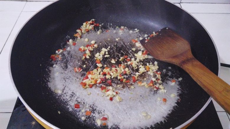 青菜素面,烧热油锅放入植物油,再放入辣椒生姜蒜米