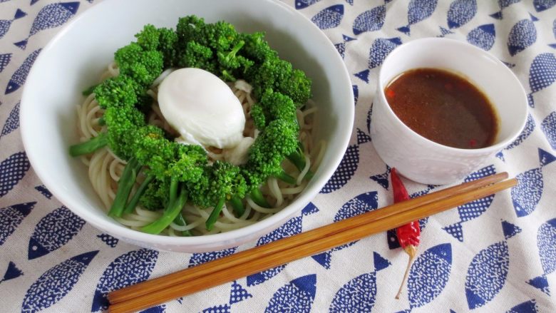 青菜素面,用面碗装上面条,摆上西兰花,土鸡蛋,淋上汤汁就可以开吃了