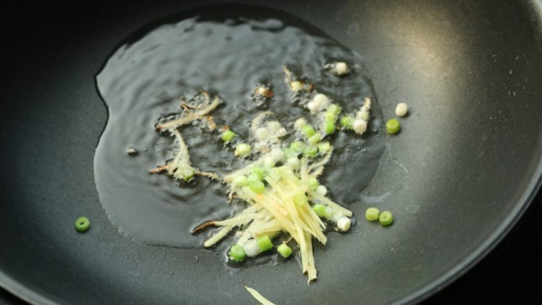 红油土豆丝,炒锅放油,爆香葱末姜末。