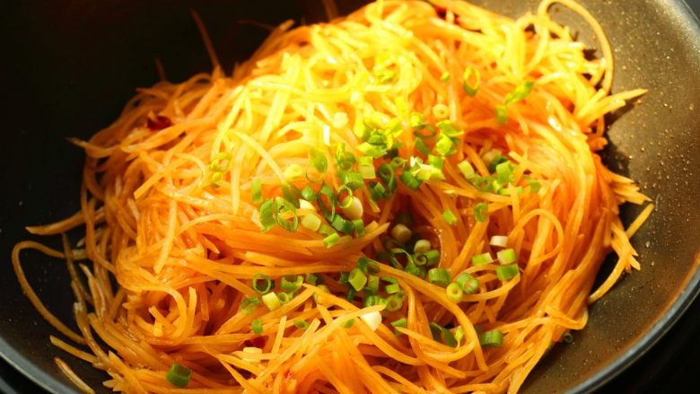 红油土豆丝,最后加入剩余的葱末,搅匀即可关火。