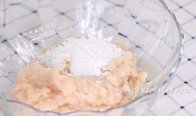 自制虾条,将泥糊倒出来后加入6克淀粉,搅拌均匀。这时候的糊还是蛮稠的。