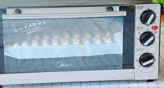 自制虾条,放入烤箱中层,170度,35分钟。烤的过程中满屋都是虾的香味。
