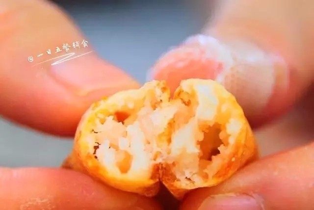 自制虾条,趁热吃,一口下去,卡兹卡兹,表皮很酥脆,里面是嫩嫩的,中空的虾条像在吃膨化食品,不过这个超健康,放心吃吧。吃不完的冷下来了要放密闭的罐子或袋