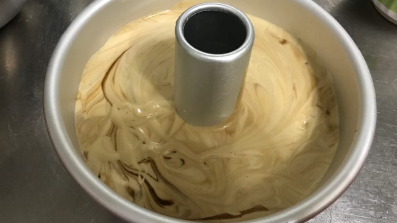 咖啡大理石纹戚风蛋糕,倒入模具中后,在台面上震几下模具,去除大气泡