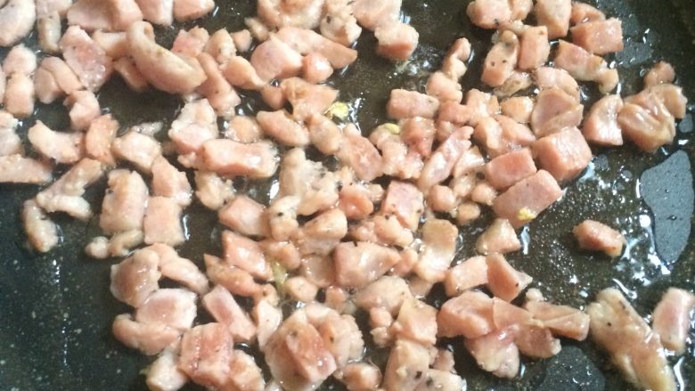 香肠炒饭,锅内倒入适量食用油 ,煸炒至香肠变色。加入豌豆煸炒。