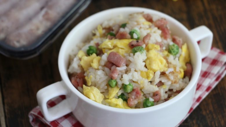 香肠炒饭,炒好的米饭香气袭人。