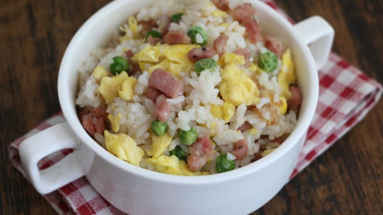 香肠炒饭,加了超多肉肠的炒饭,孩子非常喜欢。