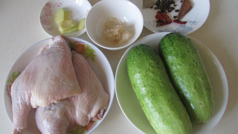 土黄瓜烧鸭腿, 准备好原材料;