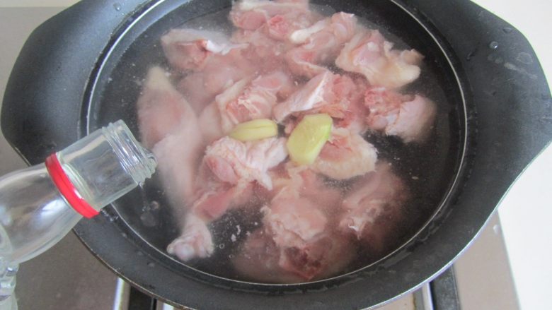 土黄瓜烧鸭腿, <a style='color:red;display:inline-block;' href='/shicai/ 11917'>鸭腿肉</a>块放入冷水中焯煮, 加入几片姜和适量的高度白酒帮助去腥;