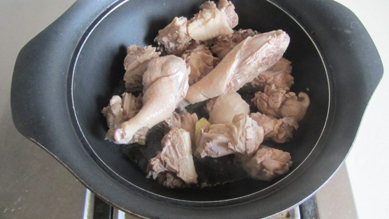 土黄瓜烧鸭腿,锅中放入少许油, 下入焯过的鸭腿肉进去煸炒;