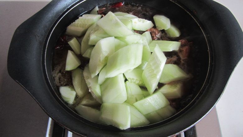 土黄瓜烧鸭腿, 将切块的黄瓜块放入;