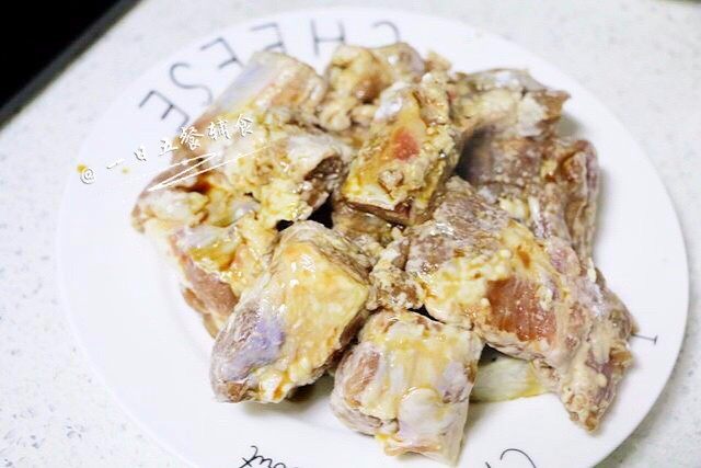 香芋排骨,铺上腌好并拌好淀粉的排骨,淋上半大匙生抽和半茶匙糖调好的调味。