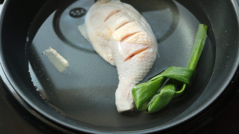椒麻鸡腿,加入水,以及适量盐。