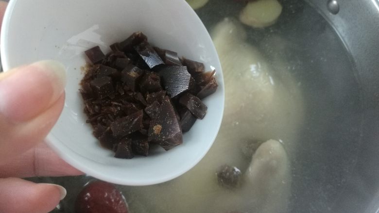 阿胶桂圆鸡,再加入捣碎的阿胶,小火慢炖,至汤色浓稠,鸡肉软烂即可。出锅前加盐调味,加入洗好的豌豆苗、<a style='color:red;display:inline-block;' href='/shicai/ 673'>枸杞</a>作为点缀。