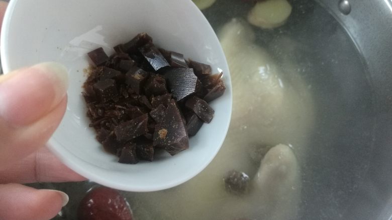 阿胶桂圆鸡,再加入捣碎的阿胶，小火慢炖，至汤色浓稠，鸡肉软烂即可。出锅前加盐调味，加入洗好的豌豆苗、<a style='color:red;display:inline-block;' href='/shicai/ 673'>枸杞</a>作为点缀。
