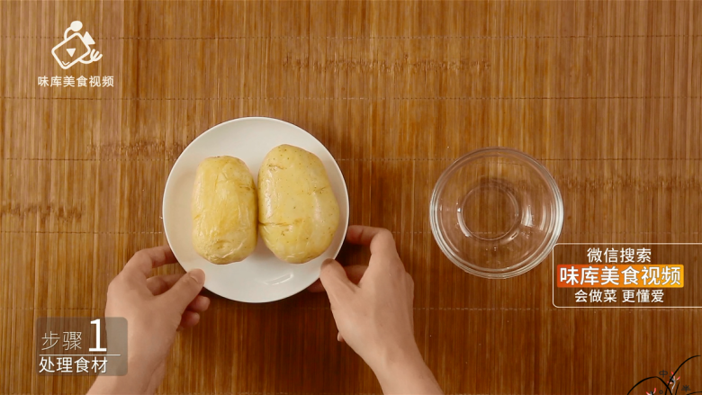 香肠烤土豆,饭菜二合一的能量美食,准备两个<a style='color:red;display:inline-block;' href='/shicai/ 23'>土豆</a>微波炉加热十分钟
