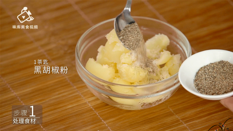 香肠烤土豆,饭菜二合一的能量美食, 加1茶匙<a style='color:red;display:inline-block;' href='/shicai/ 134340'>黑胡椒粉</a>