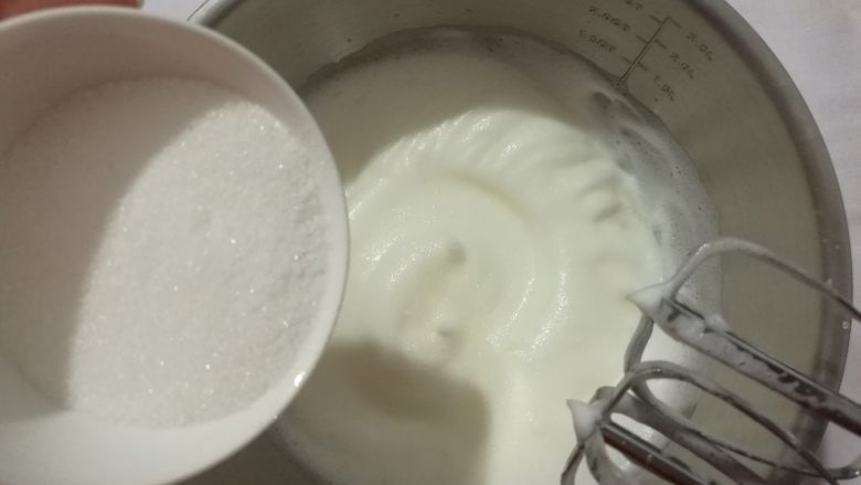养生枸杞戚风蛋糕,继续搅打至蛋白细腻,加入第二次糖。