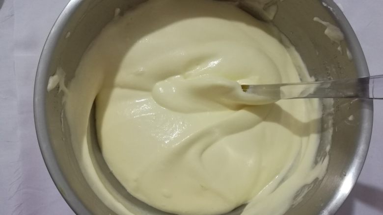 养生枸杞戚风蛋糕,图中是蛋糊混合好的状态,有些浓稠,太稀或者有泡泡就是消泡了。