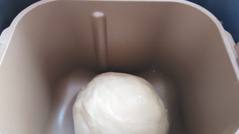 肉松花环面包,和面完成,很光滑的面团,稍稍收圆一下