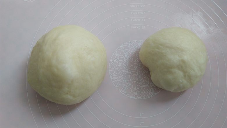 肉松花环面包,面团按照3:2的比例分成2份