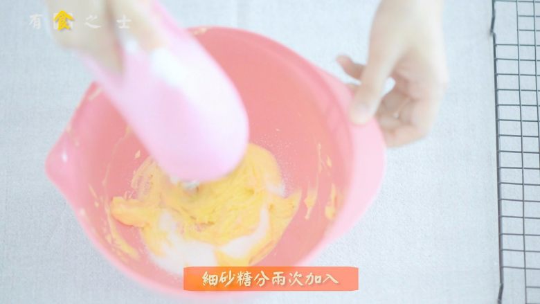 酥到没盆友的——双色黄油曲奇,加入盐和细砂糖,细砂糖分两次加进去,开动打蛋器中速把黄油稍微打发一下,颜色变浅一点点就可以了,不要打太发
