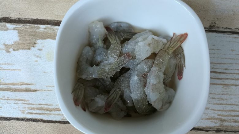 叮~一下,美味健康瘦身大菜出炉~,放小碗内,加入盐少许、<a style='color:red;display:inline-block;' href='/shicai/ 718'>料酒</a>10克,抓匀腌制5分钟。