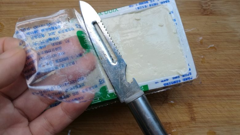 叮~一下,美味健康瘦身大菜出炉~,豆腐从盒子中取出。