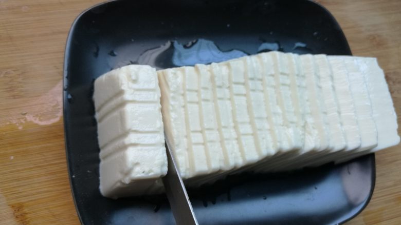 叮~一下,美味健康瘦身大菜出炉~,用小刀切成片。