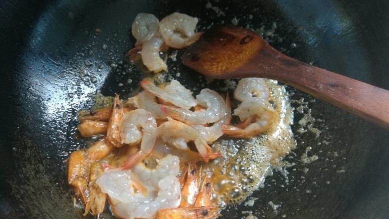 叮~一下,美味健康瘦身大菜出炉~,锅内放油,油热下入葱蒜煸炒出香味,放入虾头。
