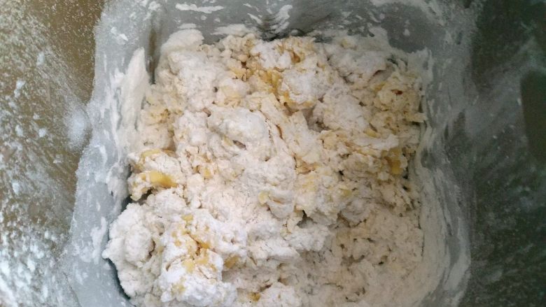 小红豆包,用筷子搅拌一下所有材料,让在面包机里静置几分。这样可以基础的吸收。