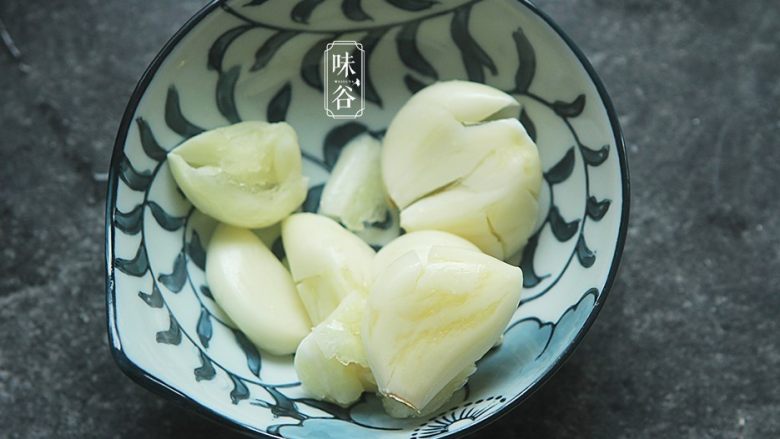 超级下饭的红烧黄鳝,蒜拍扁;