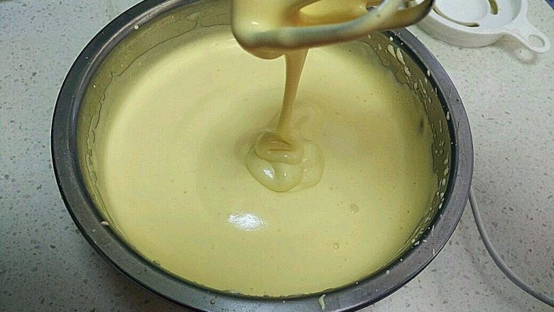 抹茶小蛋糕 (全蛋法),蛋液打到有纹理,不消泡,就可以了。然后倒入<a style='color:red;display:inline-block;' href='/shicai/ 857'>植物油</a>。