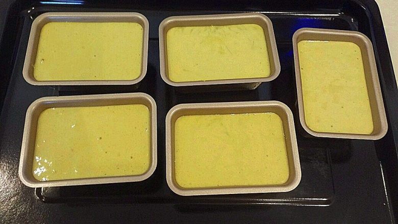 抹茶小蛋糕 (全蛋法),把搅拌好的蛋液倒入模具中。