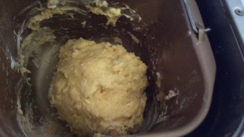 红豆吐司包,启动揉面程序30分钟,中途停5分钟后启动揉面。