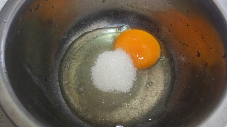 奥利奥可可千层蛋糕,鸡蛋打入盆中,加入25克细砂糖。