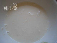藕夹,加<a style='color:red;display:inline-block;' href='/shicai/ 156925'>水</a>调成比较稀的面糊(这时候可以预热油锅了)